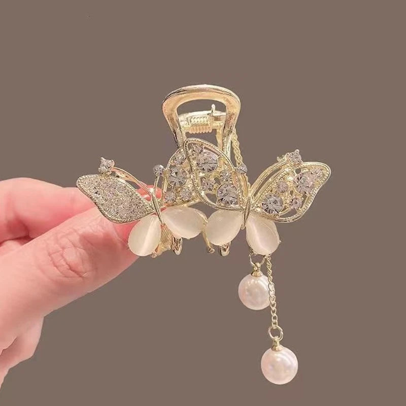 Beautiful pearl claw clip