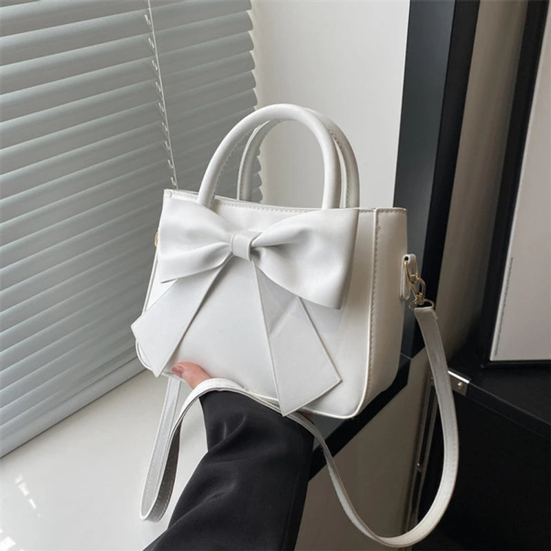 Elegant white color shoulder bag