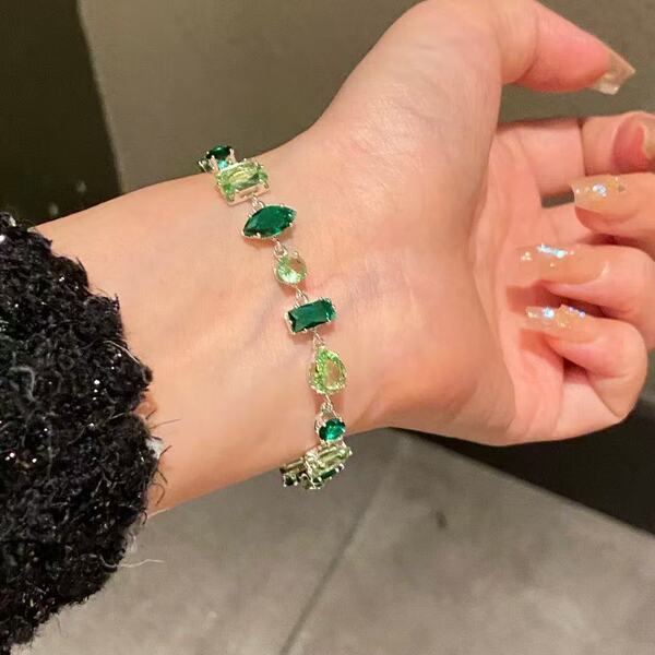 Gorgeous Green Light Luxury Niche Exquisite High-End Trendy Zircon Adjustable Imported Bracelet for Women with Elegant Sparkling Crystal Design