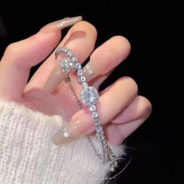 Fashionable Silver Color Light Luxury Niche Exquisite High-End Trendy Zircon Adjustable Imported Bracelet for Women with Elegant Sparkling Crystal Design