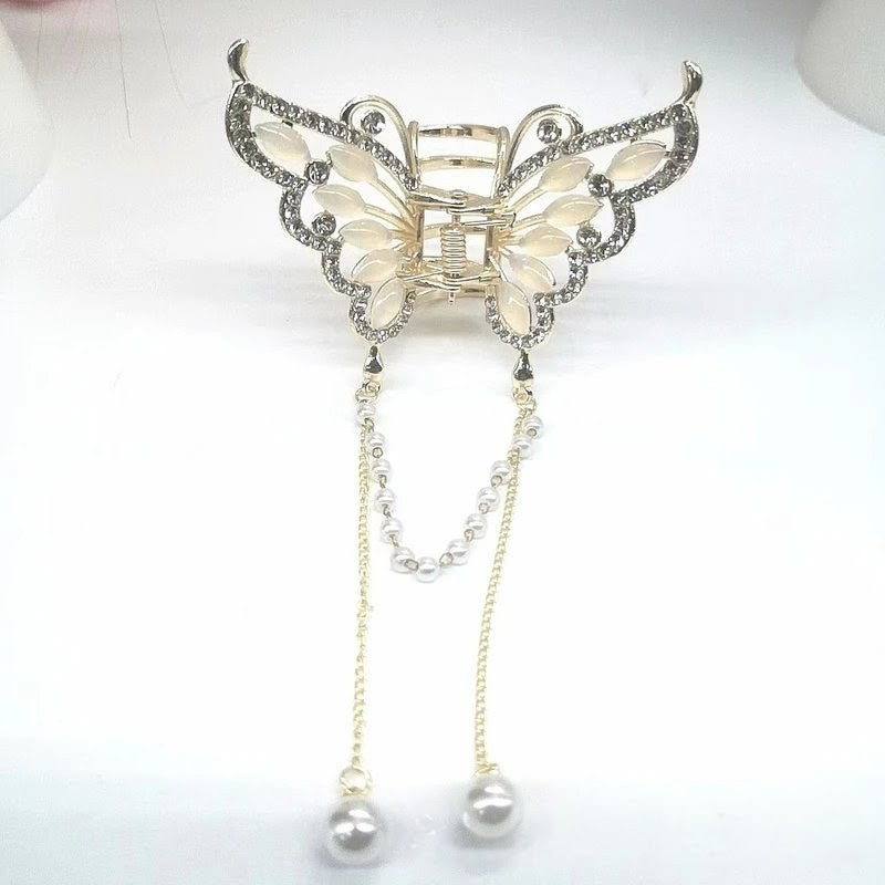 Beautiful pearl claw clip